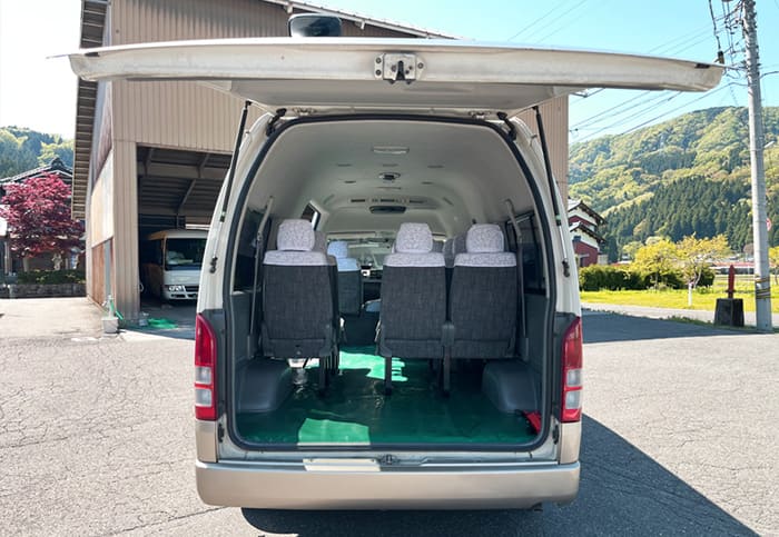 バックドアを開いたジャンボタクシー