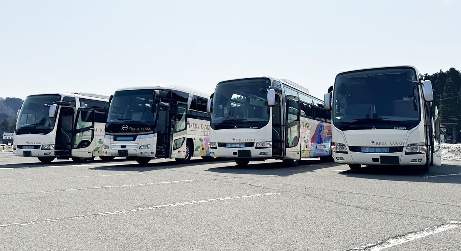 斜め正面から見た4台のバス