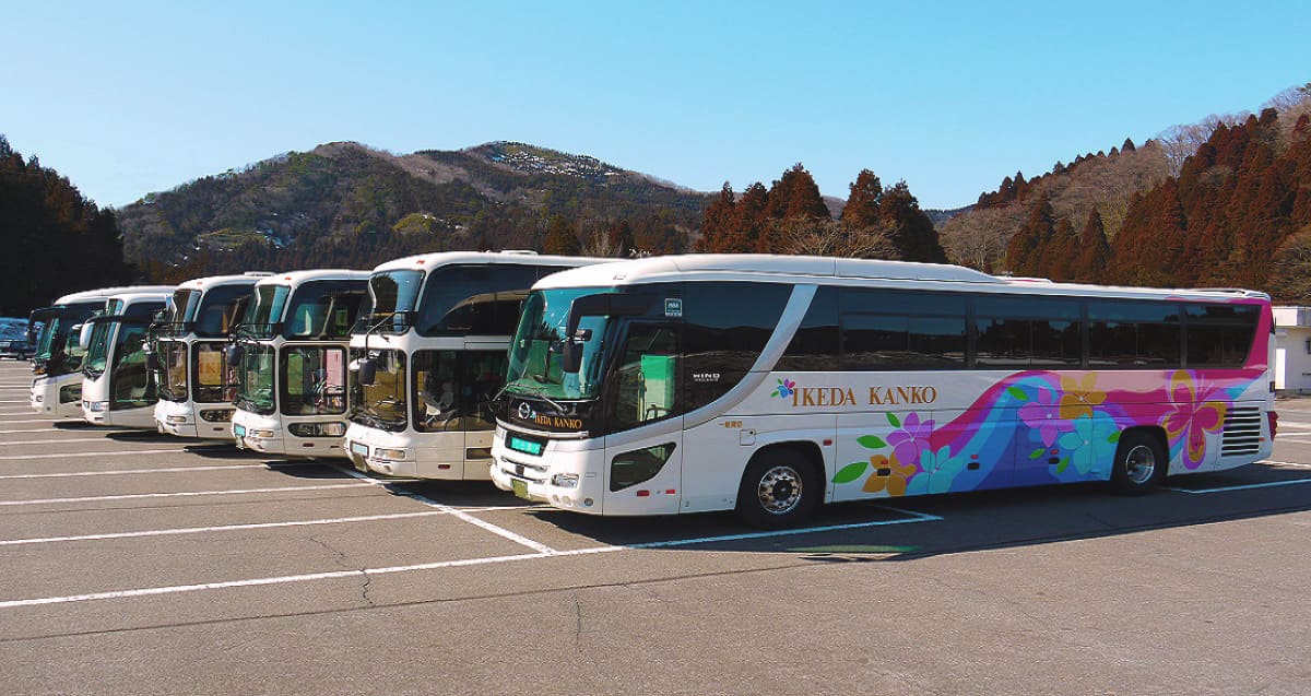 横から見たバス複数