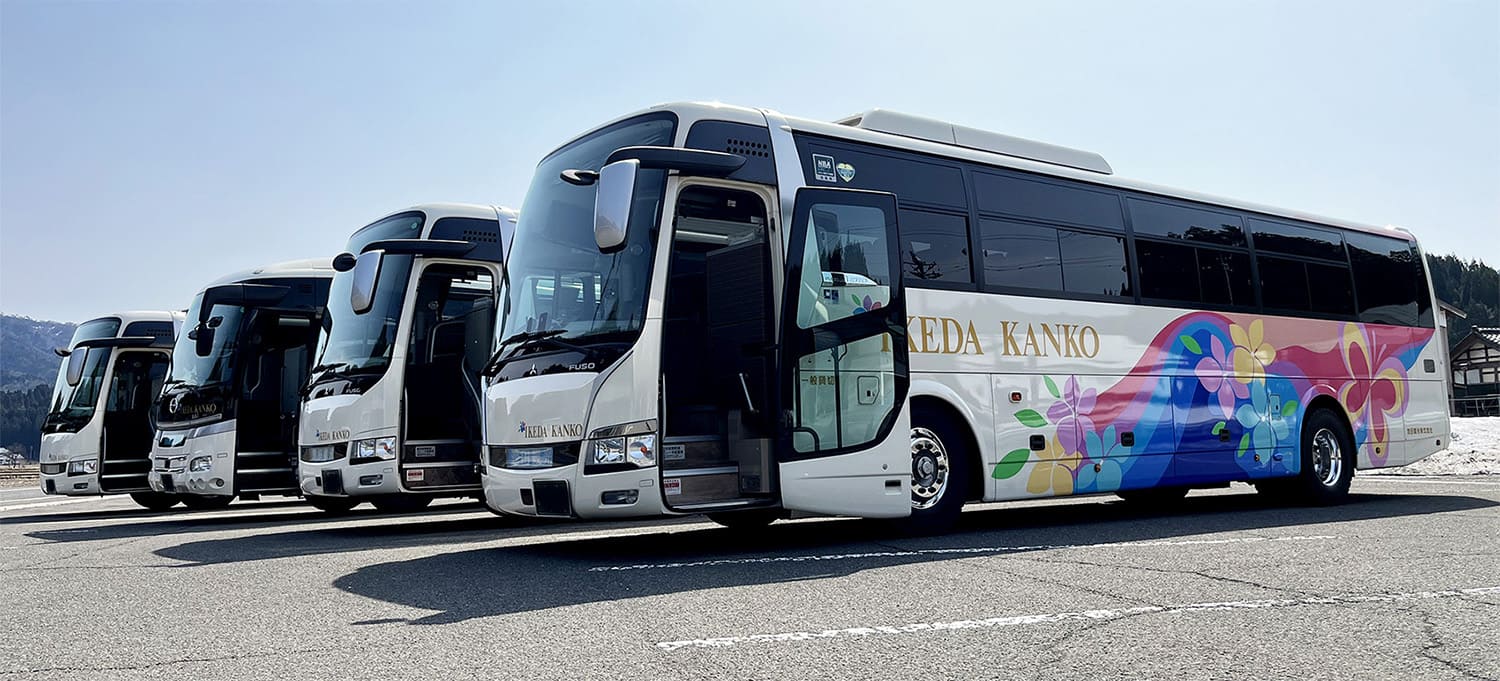 斜めから見た4台のバス